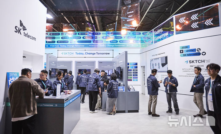 [서울=뉴시스]SK텔레콤이 차세대 ESG 스타트업 발굴·육성 프로그램 ‘SKTCH for Good(스케치 포 굿)’을 론칭하고, 4월 30일까지 참여 스타트업을 모집한다고 7일 밝혔다. 사진은 SK텔레콤이 MWC26의 부대행사 ‘4YFN(4 Years from  Now)’에서 AI 및 ESG 분야 혁신 스타트업들과 ‘SKT 스타트업 단독 전시관’을 운영한 모습. (사진=SK텔레콤 제공)