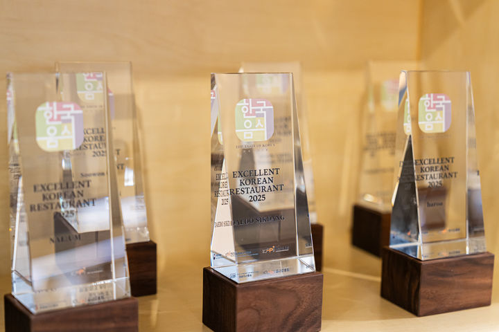 [세종=뉴시스] 해외 우수 한식당 지정패. (사진=한식진흥원 제공) *재판매 및 DB 금지