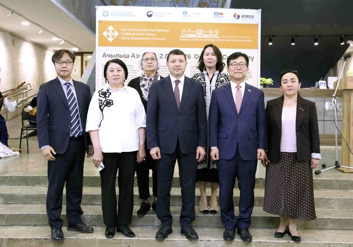 [서울=뉴시스] 맘베탈리예프 미르벡 케멜로비치 키르기즈공화국 문화정보청년정책부 장관과 김광재 주키르기즈공화국 대한민국 대사가 지난 2일 비슈케크 국립미술관에서 열린 개관식에 참석해 사진을 촬영하고 있다. (사진=국가유산청 제공) 2026.04.07. photo@newsis.com *재판매 및 DB 금지