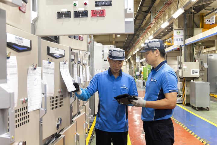 LS일렉트릭 청주 공장에서 관계자들이 배전반을 최종 점검하고 있다. (사진=LS일렉트릭 제공) *재판매 및 DB 금지