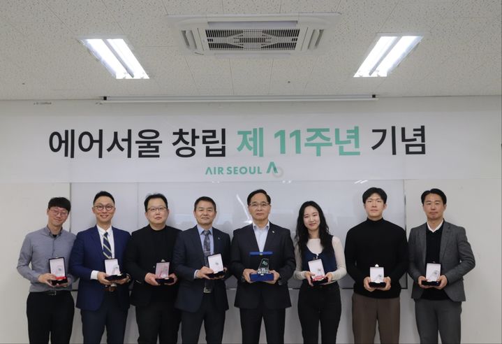[서울=뉴시스] 김중호 에어서울 대표이사(오른쪽에서 네번째)가 지난 6일 서울 강서구 에어서울 본사에서 열린 창립 11주년 기념식에서 임직원과 기념 촬영을 하고있다. (사진=에어서울 제공) 2026.4.7. photo@newsis.com *재판매 및 DB 금지