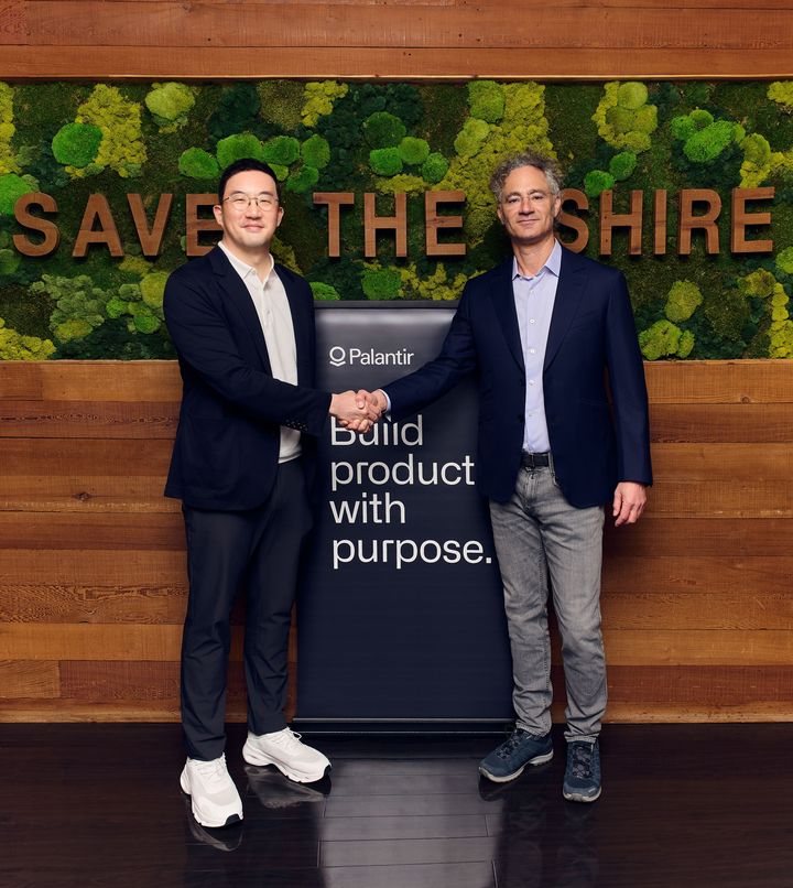 구광모 (주)LG 대표(왼쪽)가 현지시간 2일 미국 실리콘밸리에서 AI 소프트웨어 분야의 글로벌 톱 티어 기업 팔란티어의 '알렉스 카프' 창업자와 기념사진을 촬영하고 있다.(사진제공=LG) *재판매 및 DB 금지