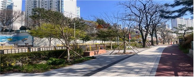 [부산=뉴시스] 2025년 해운대구 신곡초등학교 일원에 자녀안심 그린숲 조성사업이 완료된 현장. (사진=부산시 제공) 2026.04.07. photo@newsis.com *재판매 및 DB 금지