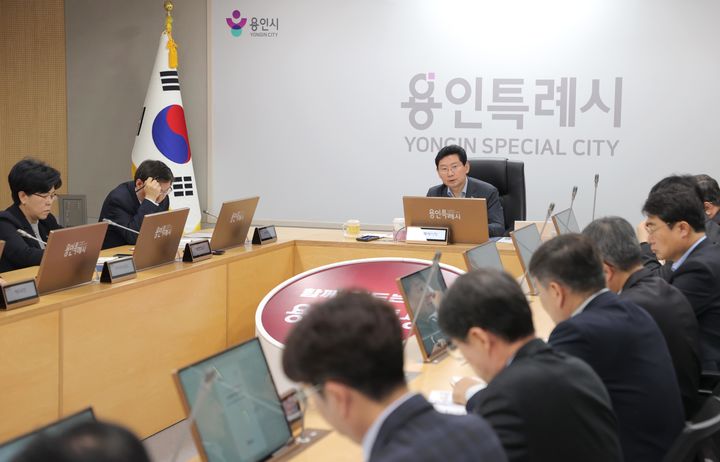 [용인=뉴시스] 6일 시청 영상회의실에서 열린 간부공무원 회의에서 중동전쟁 장기화에 따른 위기 극복 방안을 논의하고 있다. (사진=용인시 제공) 2026.04.07. photo@newsis.com *재판매 및 DB 금지