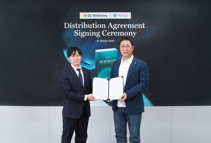 [서울=뉴시스] 케이타 고도(Keita Goto) 니후지 대표(좌)와 김상현 GC녹십자웰빙 대표가 기념 촬영을 하고 있다. (사진=GC녹십자웰빙 제공) 2026.04.07. photo@newsis.com *재판매 및 DB 금지