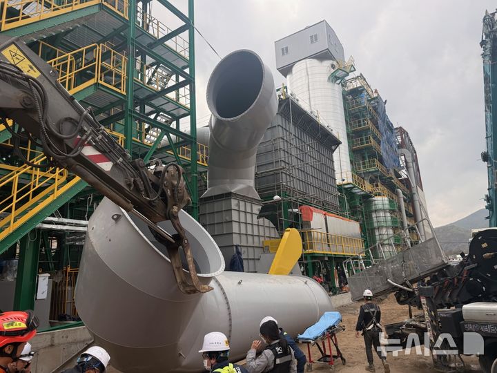 [경주=뉴시스] 경주시 외동읍 제내리의 공장 고소작업차 추락 사고 현장(사진=경북소방본부 제공) 2026.4.7. photo@newsis.com