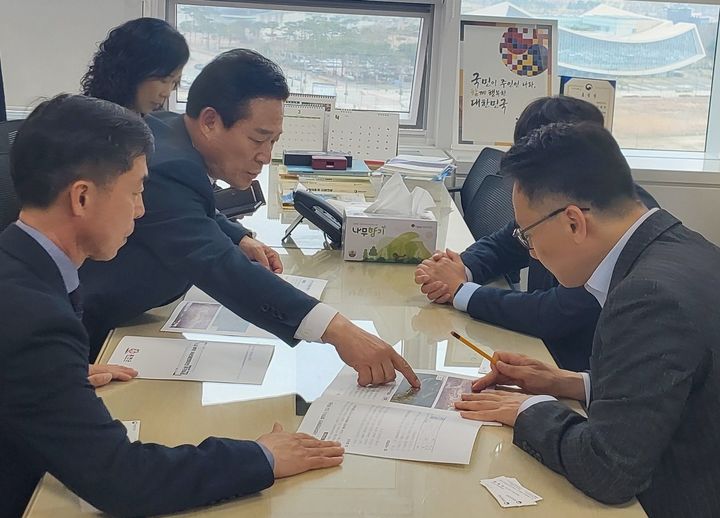 [홍천=뉴시스] 7일 홍천군은 지난 6일 정부세종청사를 찾아 행안부와 산업 통산부 등 주요 중앙부처를 방문하고, 내년도 국비 확보에 나섰다고 밝혔다. 홍천군 제공.  *재판매 및 DB 금지