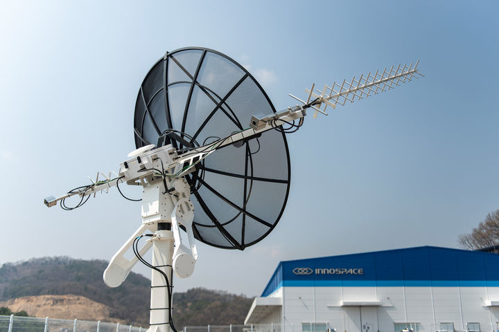 [서울=뉴시스]이노스페이스 청주캠퍼스에 설치된 지상국 안테나. (사진=이노스페이스 제공) *재판매 및 DB 금지