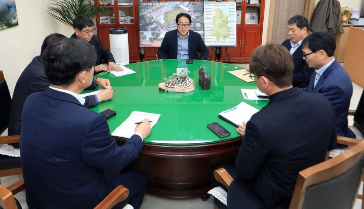 [인제=뉴시스] 7일 인제군(군수 최상기)은 최근 중동 전쟁 장기화로 비료 원료와 비닐 등 주요 농자재의 국제 공급망 불안과 물류 차질, 가격 상승 우려와 관련해 지난 6일 농자재 수급 대책 회의를 열고 대응 방안을 논의했다고 밝혔다. 인제군 제공.  *재판매 및 DB 금지