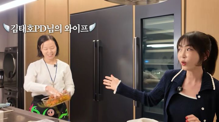 [서울=뉴시스] 김태호 PD의 아내이자 메이크업 아티스트인 김보미 원장이 유튜브를 통해 대중 앞에 처음으로 얼굴을 공개했다. (사진=유튜브 채널 깡예원 캡처) 2026.04.07. photo@newsis.com&nbsp; *재판매 및 DB 금지