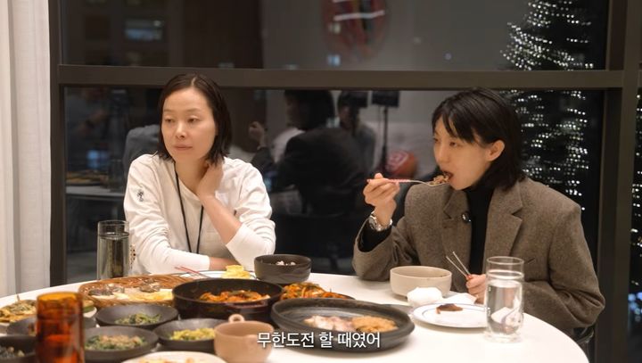 [서울=뉴시스] 김태호 PD의 아내이자 메이크업 아티스트인 김보미 원장이 유튜브를 통해 대중 앞에 처음으로 얼굴을 공개했다. (사진=유튜브 채널 깡예원 캡처) 2026.04.07. photo@newsis.com&nbsp; *재판매 및 DB 금지