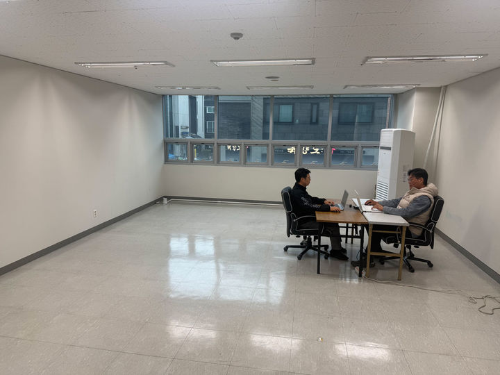 [서울=뉴시스] KPGA 빌딩 2층 공실에 마련된 별도 공간에 격리 배치된 채 근무하는 부당해고 복직 직원들의 지난 6일 모습. (사진=KPGA 노조 제공) 2026.04.07. *재판매 및 DB 금지