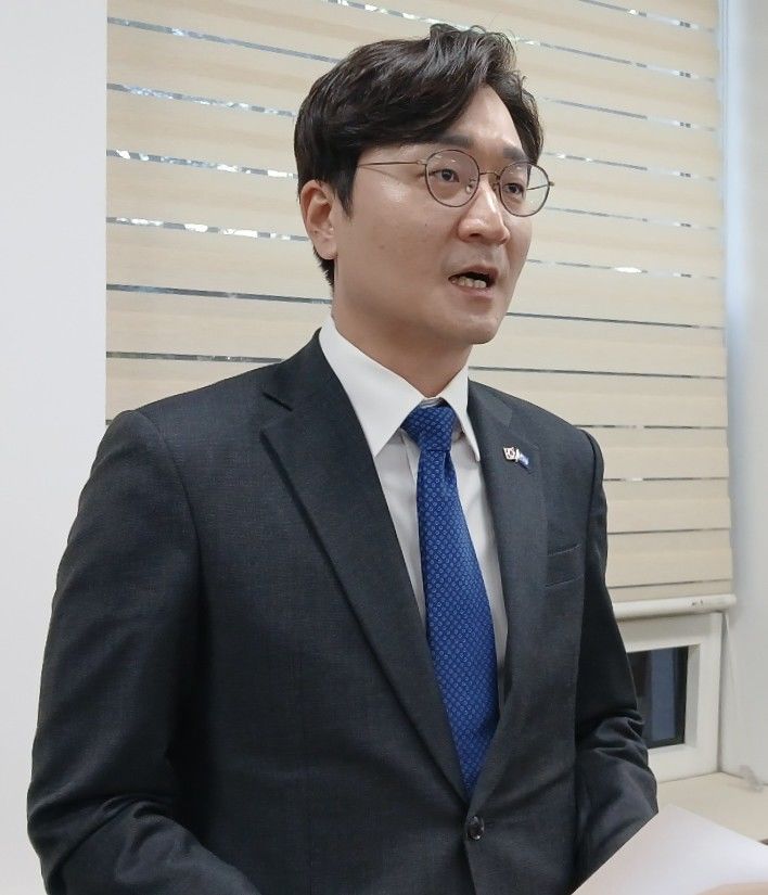 [대전=뉴시스] 조명휘 기자 = 더불이민주당 대전시장 결선투표에 진출한 장철민 예비후보가 7일 대전시의회 기자실에서 긴급 민생 공약을 발표하고 있다. 2026.04.07. joemedia@newsis.com *재판매 및 DB 금지