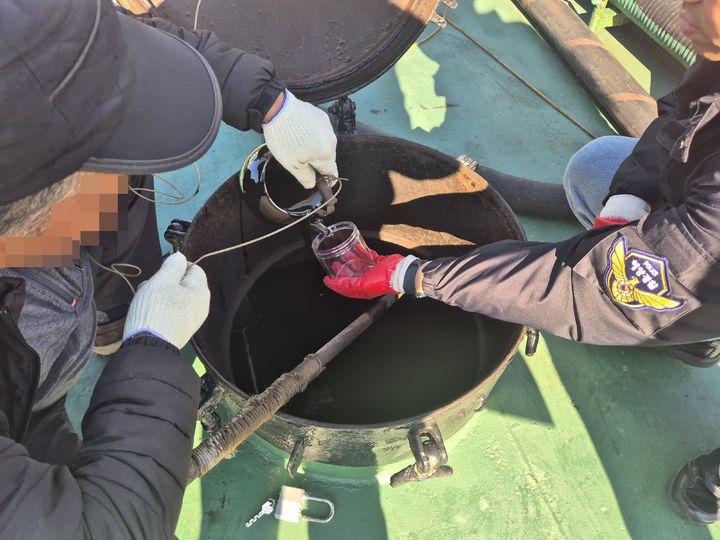 [부산=뉴시스] 부산해경이 유류 출처 확인을 위한 시료를 채취하고 있다. (사진=부산해경 제공) 2026.04.07. photo@newsis.com *재판매 및 DB 금지