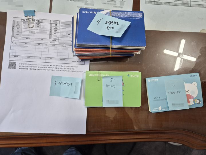 [부산=뉴시스] 무자료 기름을 정상유로 속여 85억원 상당을 유통한 혐의를 받는 업자를 구속하고 압수한 증거물들. (사진=부산해경 제공) 2026.04.07. photo@newsis.com *재판매 및 DB 금지