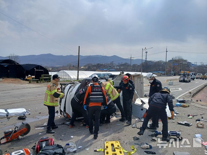 [인천=뉴시스] 인천 강화도 트럭 전도 사고 현장. (사진=인천소방본부 제공) 2026.04.07. photo@newsis.com