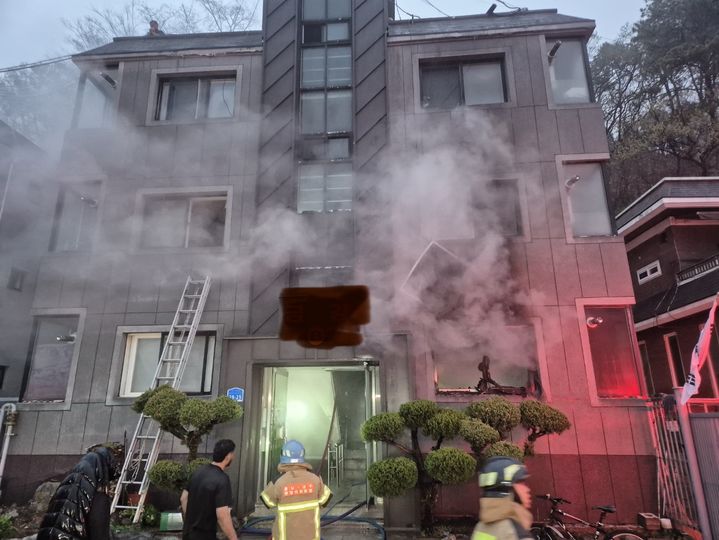 [공주=뉴시스] 지난 6일 오전 6시13분께 공주시 옥룡동 3층짜리 다가구주택 1층에서 불이 나 소방대원들이 진화에 나서고 있다. (사진=공주소방서 제공) 2026.04.07. photo@newsis.com *재판매 및 DB 금지