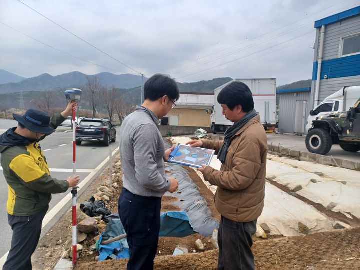 [양산=뉴시스] 웅상출장소가 지적재조사측량을 하고 있다. (사진=양산시 제공) 2026.04.07. photo@newsis.com *재판매 및 DB 금지