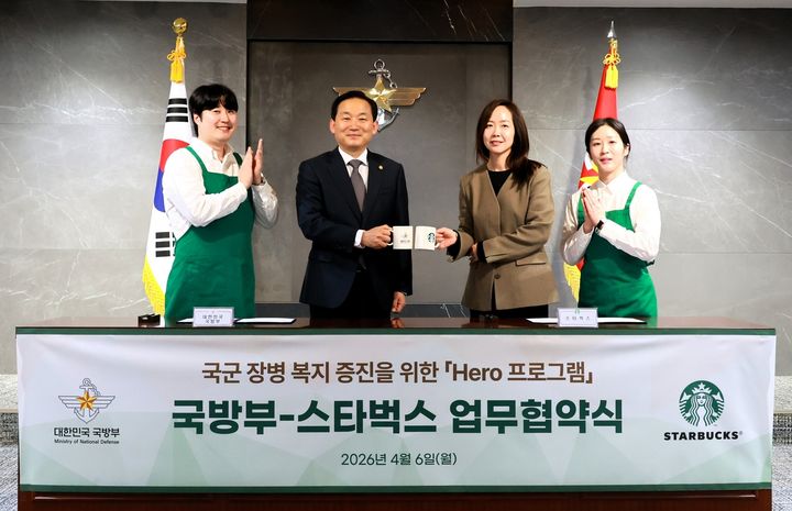[서울=뉴시스] 스타벅스, 국방부와 히어로 프로그램 업무협약 체결. 왼쪽부터 이두희 국방부 차관, 이수연 스타벅스 전략기획본부장.(사진=스타벅스 코리아) *재판매 및 DB 금지