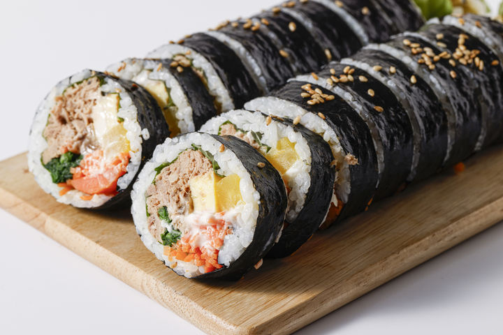 [서울=뉴시스] 김밥집 손님이 사장이 보는 앞에서 자녀에게 "김밥 팔고 있지 않으려면 공부 열심히 하라"고 말했다는 사연이 전해졌다. (사진=유토이미지) *재판매 및 DB 금지