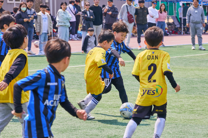 [인천=뉴시스] 인하대가 개최한 제5회 인하대학교 총장배 인천FC 유소년 축구대회에서 유소년들이 축구 경기를 하고 있다. (사진=인하대 제공) 2026.04.07. photo@newsis.com *재판매 및 DB 금지