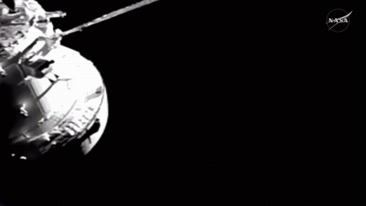 7일 미국 항공우주국(NASA)에 따르면 오리온 우주선은 한국 시간 기준 이날 오전 9시 35분(미 동부 시간 6일 오후 8시 35분)경 오리온과 달, 태양이 일직선으로 정렬되는 일식 구간에 진입했다. (사진=NASA 유튜브) *재판매 및 DB 금지