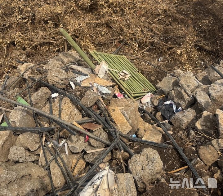 [제주=뉴시스] 제주자치경찰단이 적발한 서귀포시 대정읍 농지 일대에 무단 투기된 사업장 폐기물. (사진=제주도자치경찰단 제공) 2026.04.07. photo@newsis.com