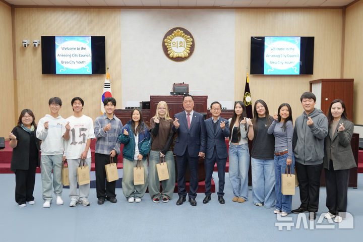 [안성=뉴시스] 안성시의회, 미국 브레아시 청소년 초청 의회 견학 진행 (사진=안성시의회 제공) 2026.04.07.photo@newsis.com 