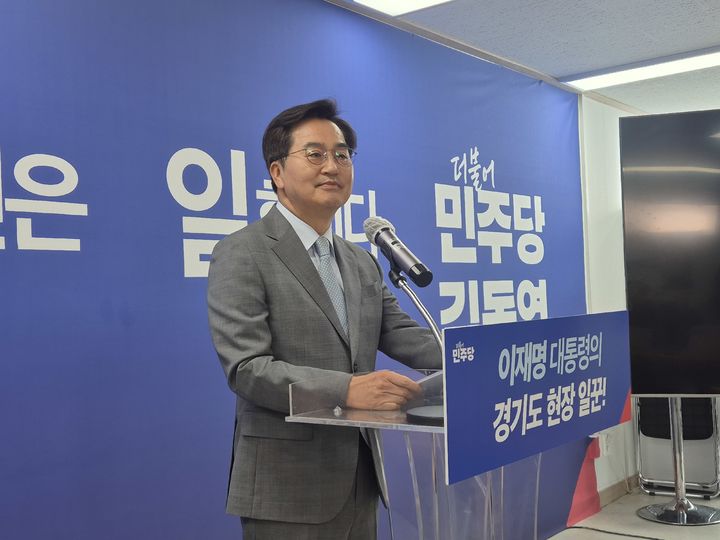 [수원=뉴시스] 이병희 기자 = 더불어민주당 김동연 경기도지사 경선 후보가 경선 마지막 날인 7일 수원시 팔달구 달달캠프에서 기자회견을 열고 지지를 호소하고 있다. 2026.04.07. iambh@newsis.com *재판매 및 DB 금지