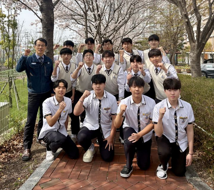 [울산=뉴시스] 삼성 계열사 특별채용 전형에 최종 합격한 울산마이스터고 학생들 (사진=울산시교육청 제공) 2026.04.07. photo@newsis.com *재판매 및 DB 금지
