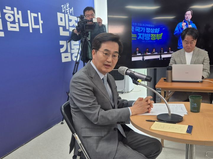 [수원=뉴시스] 이병희 기자 = 더불어민주당 김동연 경기도지사 경선 후보가 경선 마지막 날인 7일 수원시 팔달구 달달캠프에서 기자들의 질문에 답하고 있다. 2026.04.07. iambh@newsis.com *재판매 및 DB 금지