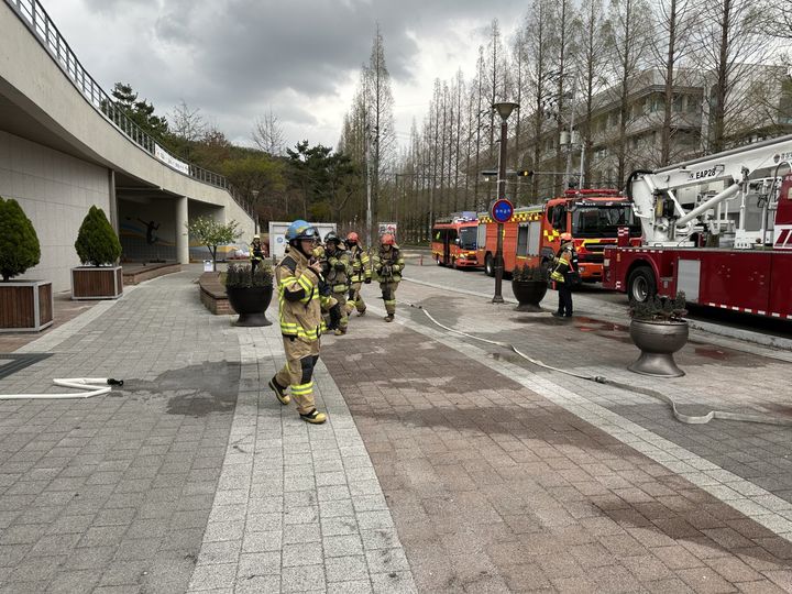 [밀양=뉴시스] 배드민턴경기장에서 전국생활체육대축전 대비 합동 소방 훈련을 하고 있다. (사진= 밀양시 제공) 2026.04.07. photo@newsis.com *재판매 및 DB 금지
