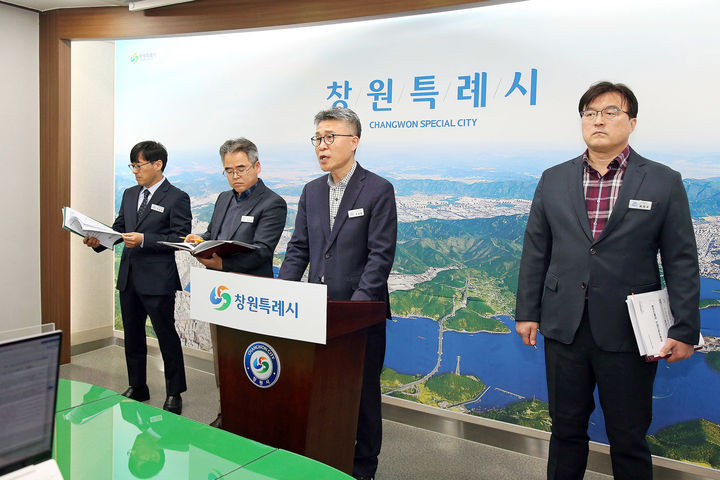 [창원=뉴시스] 강경국 기자 = 조성환 경남 창원시 미래전략산업국장이 7일 가스터빈 산업 경쟁력 강화를 위한 품질·성능검증 플랫폼 구축 사업과 관련해 브리핑을 하고 있다. (사진=창원시청 제공). 2026.04.07. photo@newsis.com *재판매 및 DB 금지