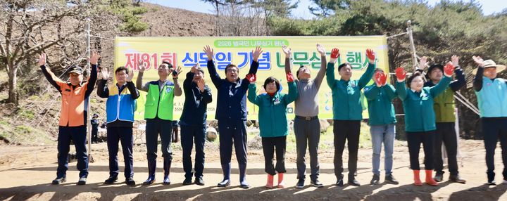 [보령=뉴시스] 보령시 나무심기 차가자들 기념촬영. (사진=보령시청 제공) 2026.04.07. photo@newsis.com *재판매 및 DB 금지