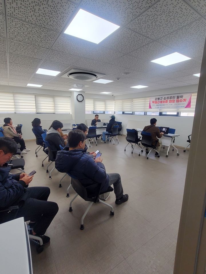 [서울=뉴시스] 권역별 현장 접수처에서 상담을 기다리고 있는 소상공인들 *재판매 및 DB 금지