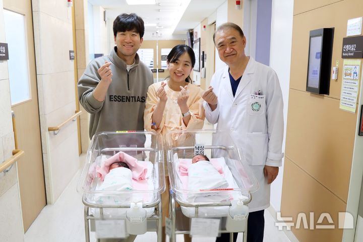 [서울=뉴시스] 세쌍둥이 산모와 남편, 전종관 산부인과 교수(오른쪽). (사진= 이대목동병원 제공)