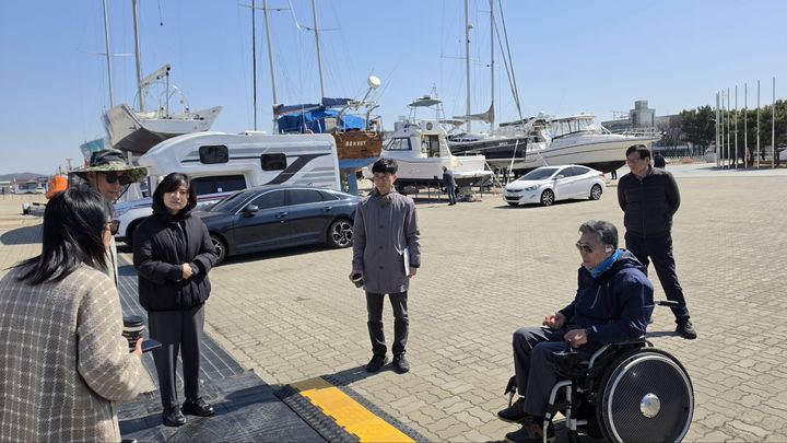 [화성=뉴시스] 이용운 화성시의회 의원이 7일 화성 전곡항 요트 계류장에서 뱃놀이축제 장애인체험단 일원으로 참여해 요트 승선 준비를 하고 있다. (사진=화성시 제공) 2026.04.07. photo@newsis.com *재판매 및 DB 금지