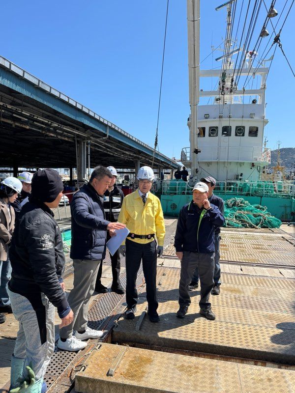 [부산=뉴시스] 7일 허만욱 부산해수청장이 부산 남항에 정박 중인 대형 선망 어선에 승선해 안전 점검을 벌이고 있다. (사진=부산해수청 제공) 2026.04.07. photo@newsis.com *재판매 및 DB 금지