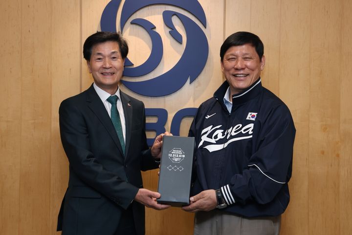 [서울=뉴시스] 허구연 한국야구위원회(KBO) 총재와 안병구 밀양시장. (사진 = KBO 제공) *재판매 및 DB 금지