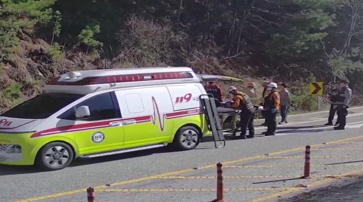 [진안=뉴시스] 7일 오전 9시19분꼐 전북 진안군 백운면의 한 도로 인근에서 산나물을 채취하던 A(60대·여)씨가 도로 옆 수로로 추락해 구급차에 몸을 싣고 있다. (사진=전북도소방본부 제공)2026.04.07. photo@newsis.com *재판매 및 DB 금지