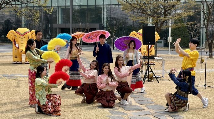 [서울=뉴시스] 3일 한국외대 서울캠퍼스에서 '2026 쏭끄란 축제' 행사 중 태국 전통 춤 공연이 진행되고 있다. (사진=한국외대 제공) 2026.04.07. photo@newsis.com *재판매 및 DB 금지