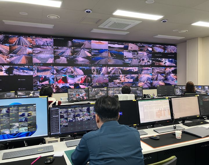 [고성(경남)=뉴시스] 신정철 기자= 경남 고성군은 군민의 안전사고 예방을 위하여 다양한 안전문화운동을 추진하고 있다고 7일 밝혔다.사진은 24시간 CCTV 관제를 통해 범죄 및 재난 상황을 상시 모니터링하고 있는 고성군 영상정보 통합관제센터 모습.(사진=고성군 제공).2026.04.07. photo@newsis.com *재판매 및 DB 금지