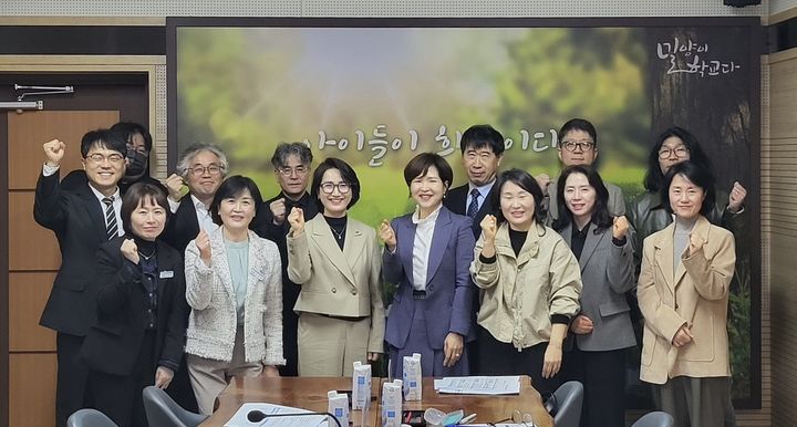 [밀양=뉴시스] 제2차 밀양애-아이 학생맞춤통합지원 전문자문위원단 협의회 참석자들이 기념촬영을 하고 있다. (사진= 밀양교육지원청 제공) 2026.04.07. photo@newsis.com *재판매 및 DB 금지