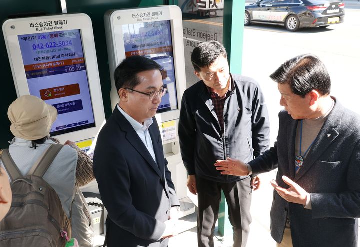 [대전=뉴시스] 조명휘 기자 = 박희조(왼쪽) 대전 동구청장과 박범인(오른쪽) 금산군수가 대전역 동광장 시외버스 정류소를 살펴보고 있다. (사진= 동구청 제공) 2026.04.07. photo@newsis.com *재판매 및 DB 금지