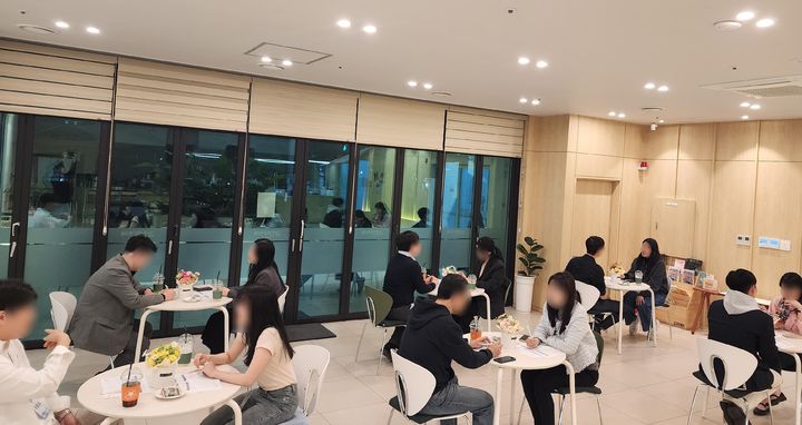 [대구=뉴시스] 대구 달서구 지역 내 한 카페에서 열린 미혼남녀 만남 프로그램인 '고고(Gogo)미팅' 모습 (사진=대구 달서구 제공) 2026.04.07. photo@newsis.com *재판매 및 DB 금지