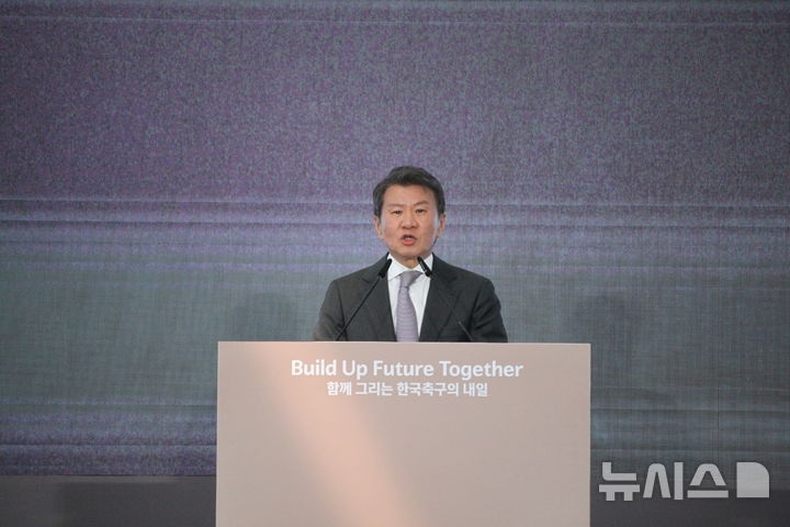 [천안=뉴시스] 최영민 기자= 정몽규 대한축구협회(KFA) 회장이 7일 천안시 입장면 코리아풋볼파크에서 열린 개관식에서 기념사를 하고 있다. 2026.04.07 ymchoi@newsis.com