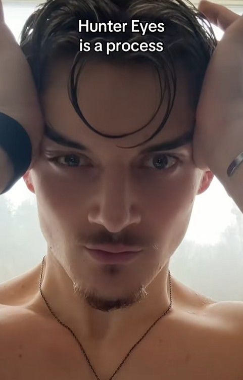 [서울=뉴시스] 룩스맥싱은 대체로 어린 나이의 남성들이 자신의 피부와 턱선, 체형에 강한 집착을 보이며 외모 개선에 몰두하는 현상을 말한다. (사진=틱톡 캡처) *재판매 및 DB 금지