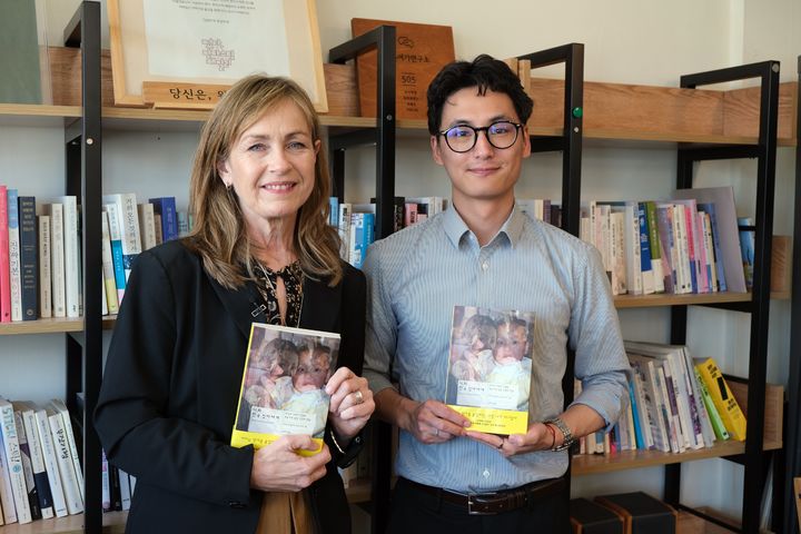 [서울=뉴시스] 7일 서울 종로구 광화문 종로의거실에서 열린 '너의 한국 엄마에게' 출간 기자간담회에서 저자 크리스틴 몰비크 보튼마르크(왼쪽)와 그의 아들 안데르스 현 몰비크 보튼마르크가 참석했다. (사진=푸른숲 제공) 2026.04.07. photo@newsis.com *재판매 및 DB 금지