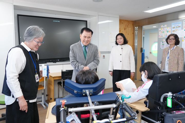 [홍성=뉴시스] 김지철 충남교육감이 보행재활로봇 시연회에서 학생 및 관게자들을 격려하고 있다. *재판매 및 DB 금지