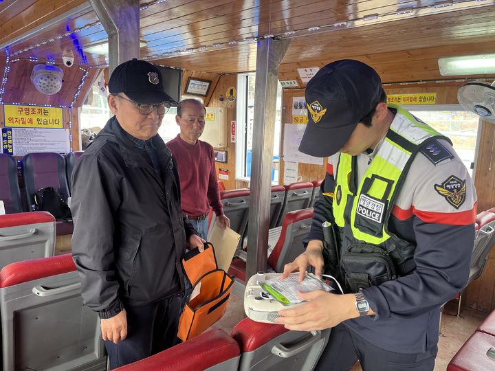 [동해=뉴시스] 동해해양경찰서(동해해경)이 여객선에 비치돼 있는 자동심장충격기 상태를 확인하고 있다. (사진=동해해경 제공) 2026.04.07. photo@newsis.com *재판매 및 DB 금지